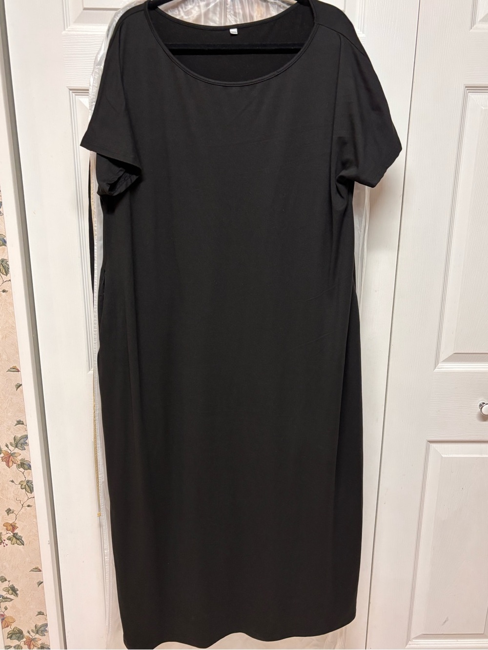 Classic Black Short-Sleeve Women’s Dress with Pockets
